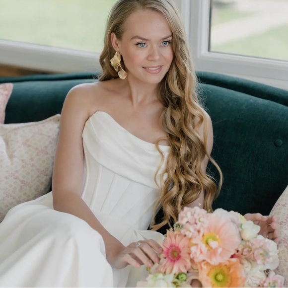 Designer Gold Statement Flower Earrings UK Designer Brand New/Never Worn or Used - Picture 4 of 7